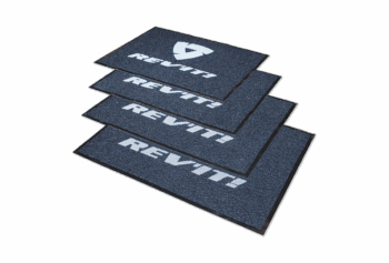 Deurmatten met logo: Voor een producent van promotie- en entreematten sneden wij matten en logo’s uit verschillende kleuren materiaal, die als puzzel in de matten werden ingelegd. Dit gaf de winkelketen opvallende, duurzame inloopmatten die perfect hun merkidentiteit uitstralen.